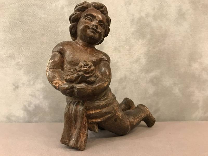 Elégant petit amour en bois sculpté d'époque 18 ème