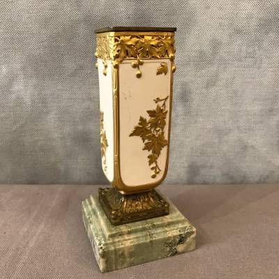 Petit vase en biscuit rehaussé d'or vers 1910 signé Louchet