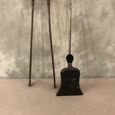 Ensemble d'une pelle et d'une pince ancienne en fer et bronze d'époque 19 ème