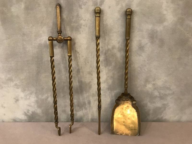 Ensemble de 3 pièces de cheminée ancienne en laiton torsadée d'époque 19 de style Anglais