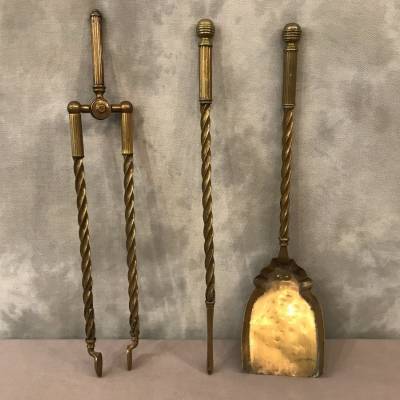 Ensemble de 3 pièces de cheminée ancienne en laiton torsadée d'époque 19 de style Anglais