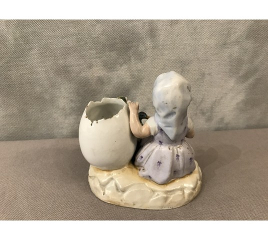 Petite fille en porcelaine au bras armé d’époque 19ème en Vieux Paris