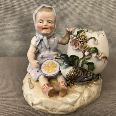 Petite fille en porcelaine au bras armé d’époque 19ème en Vieux Paris